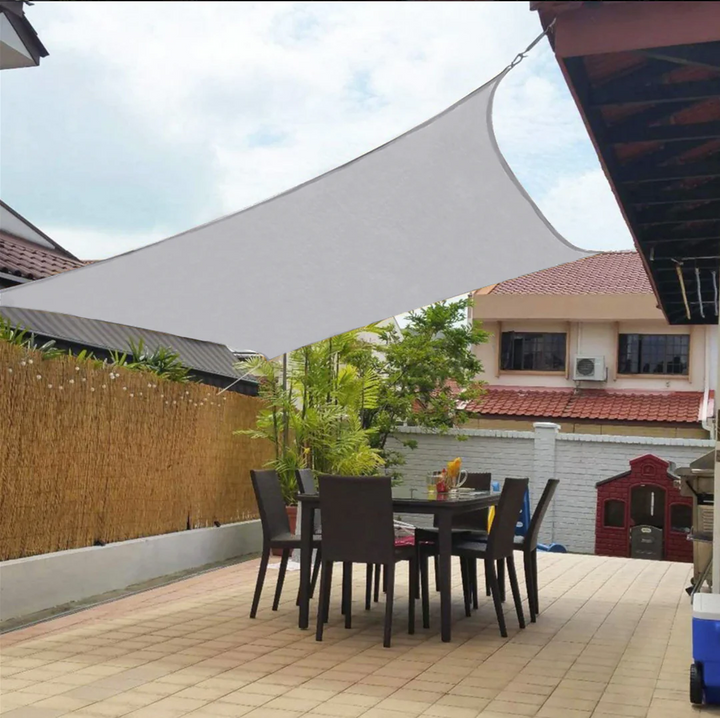 Voile d’ombrage beige élégante pour terrasses, résistante UV, offrant protection solaire et touche sophistiquée à l’extérieur