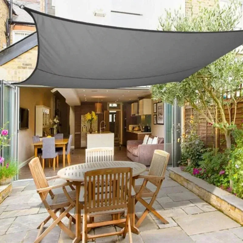 Voile d’ombrage beige élégante pour terrasses, résistante UV, offrant protection solaire et touche sophistiquée à l’extérieur