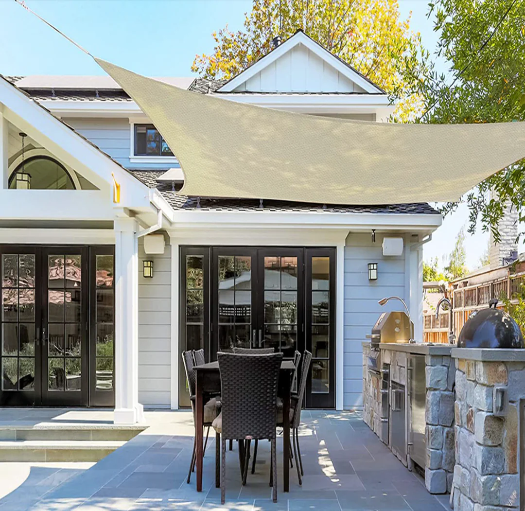 Voile d’ombrage beige élégante pour terrasses, résistante UV, offrant protection solaire et touche sophistiquée à l’extérieur