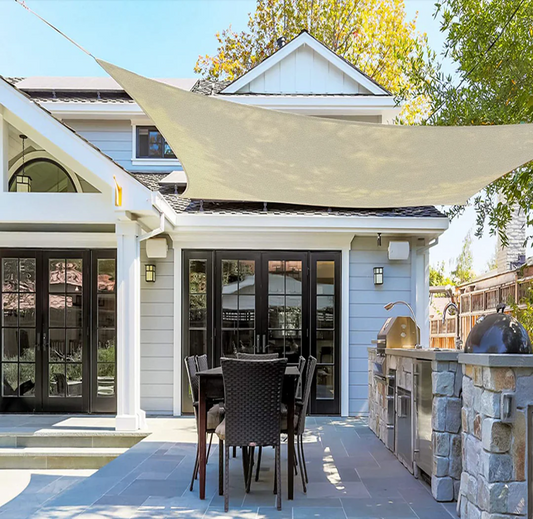 Voile d’ombrage beige élégante pour terrasses, résistante UV, offrant protection solaire et touche sophistiquée à l’extérieur