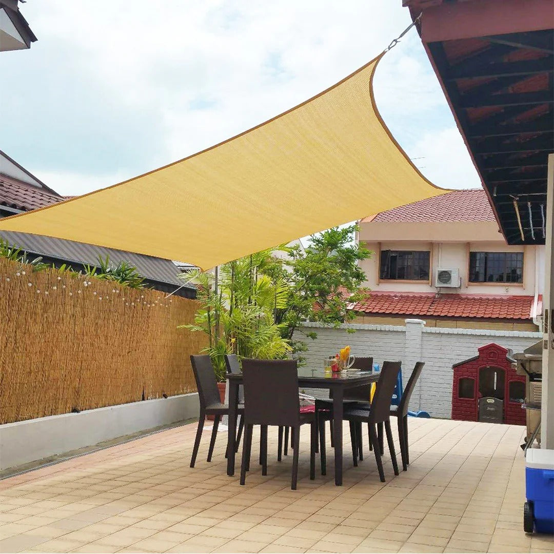 Voile d’ombrage beige élégante pour terrasses, résistante UV, offrant protection solaire et touche sophistiquée à l’extérieur