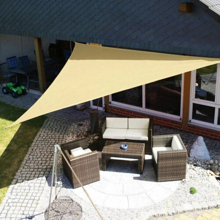 Voile d’ombrage beige élégante pour terrasses, résistante UV, offrant protection solaire et touche sophistiquée à l’extérieur