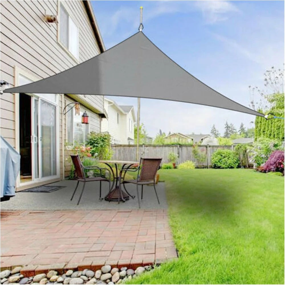 Voile d’ombrage beige élégante pour terrasses, résistante UV, offrant protection solaire et touche sophistiquée à l’extérieur