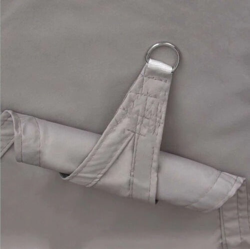 Voile d’ombrage beige élégante pour terrasses, résistante UV, offrant protection solaire et touche sophistiquée à l’extérieur