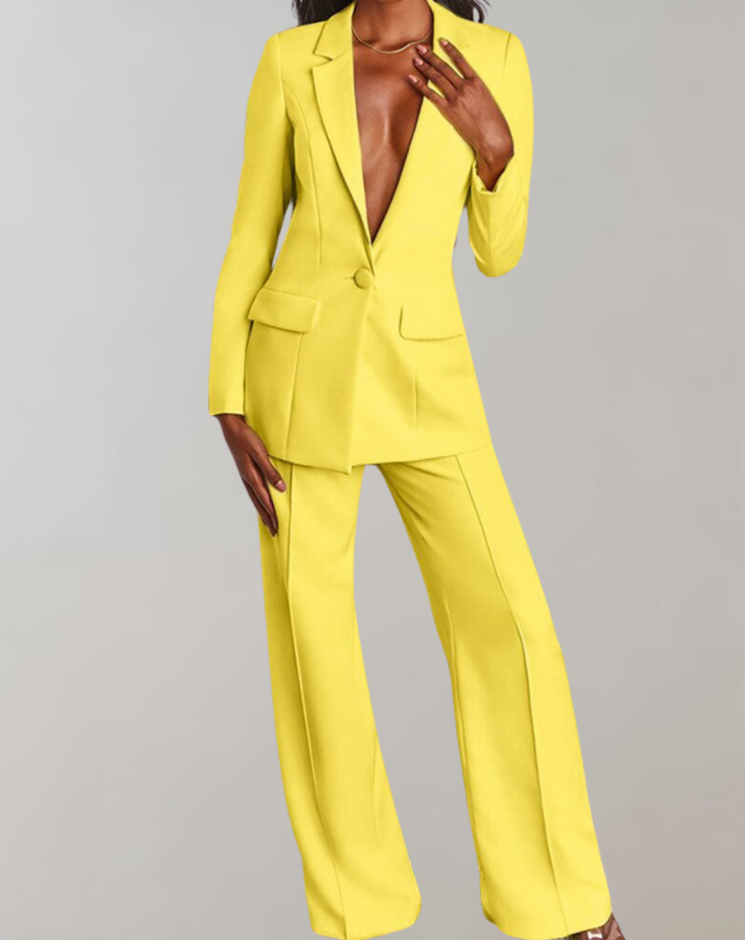 "Vue avant de l'ensemble blazer et pantalon chic pour femmes, design ajusté et stylé, idéal pour occasions élégantes."