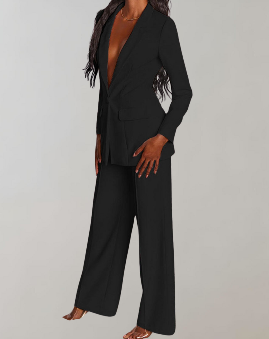 "Vue avant de l'ensemble blazer et pantalon chic pour femmes, design ajusté et stylé, idéal pour occasions élégantes."