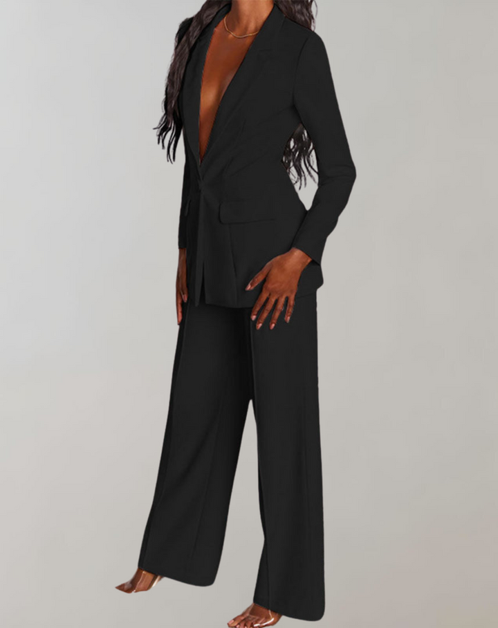 "Vue avant de l'ensemble blazer et pantalon chic pour femmes, design ajusté et stylé, idéal pour occasions élégantes."
