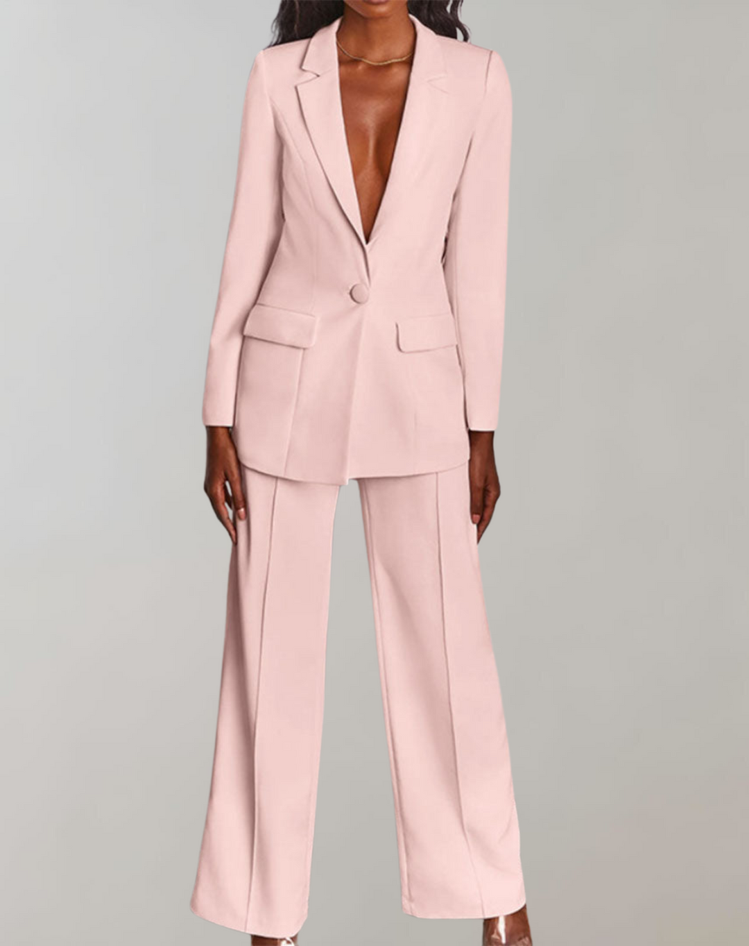 "Vue avant de l'ensemble blazer et pantalon chic pour femmes, design ajusté et stylé, idéal pour occasions élégantes."