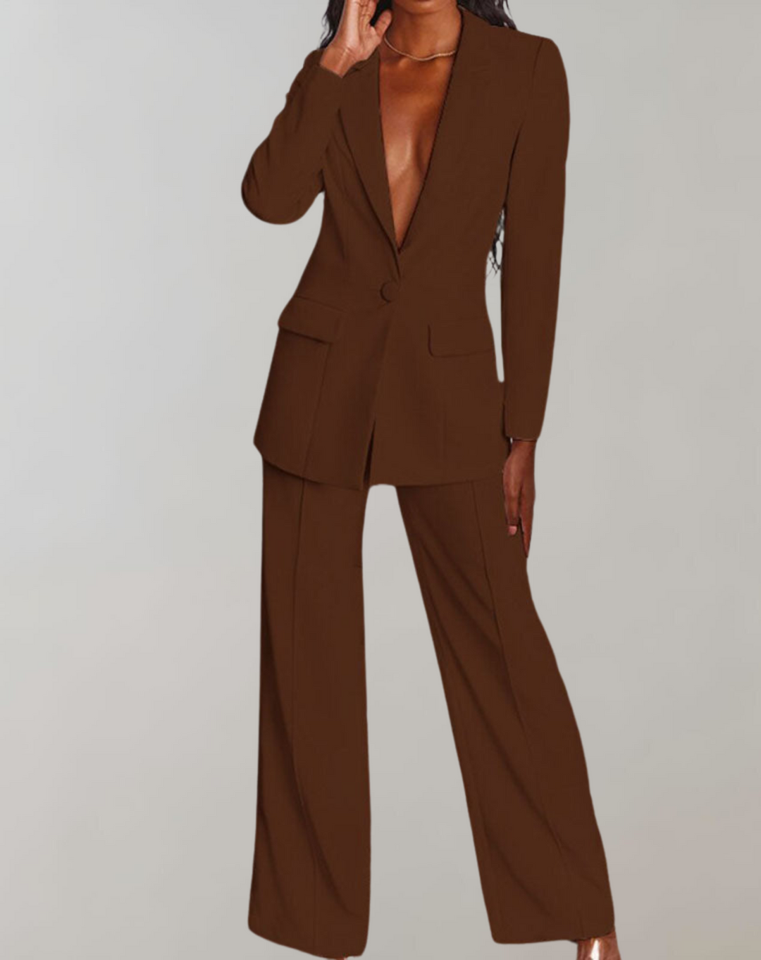 "Vue avant de l'ensemble blazer et pantalon chic pour femmes, design ajusté et stylé, idéal pour occasions élégantes."