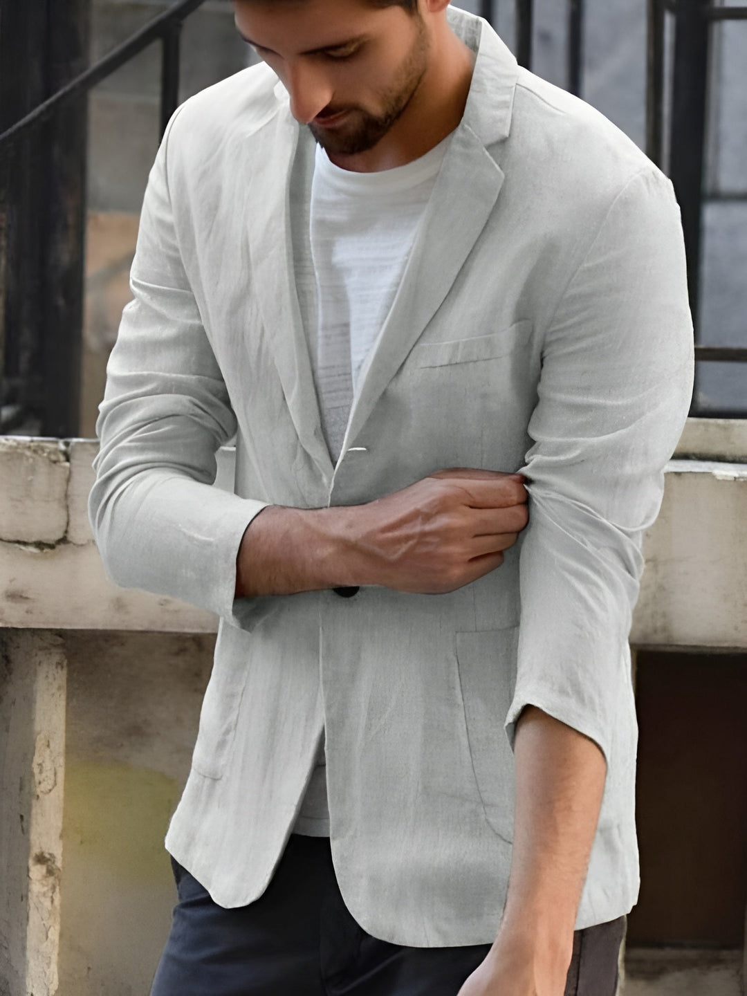 "Vue blazer décontracté homme, coupe droite chic, boutonnage simple, col costume élégant, pour toutes saisons."