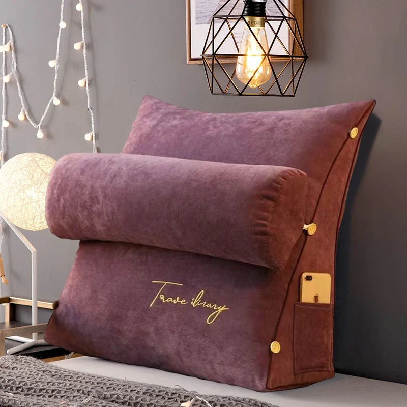 "Vue de face du coussin de soutien dorsal ergonomique en forme de coin avec poches latérales, tissu doux et respirant."