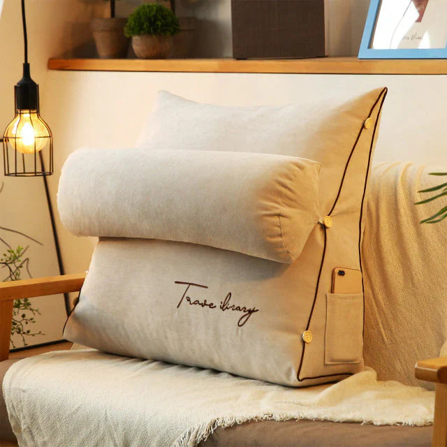 "Vue de face du coussin de soutien dorsal ergonomique en forme de coin avec poches latérales, tissu doux et respirant."