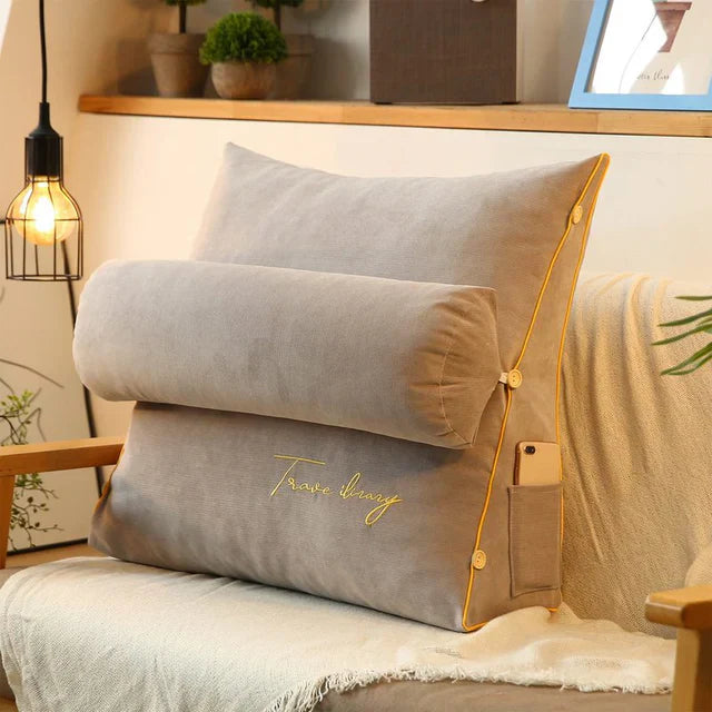 "Vue de face du coussin de soutien dorsal ergonomique en forme de coin avec poches latérales, tissu doux et respirant."
