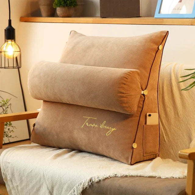 "Vue de face du coussin de soutien dorsal ergonomique en forme de coin avec poches latérales, tissu doux et respirant."