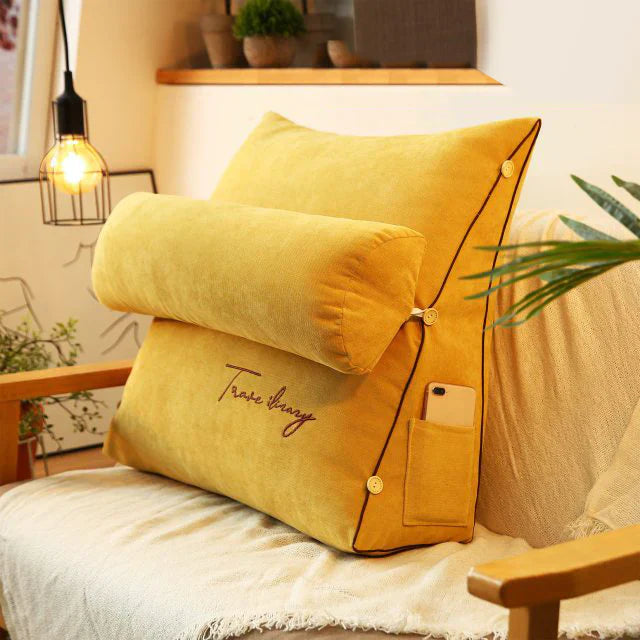 "Vue de face du coussin de soutien dorsal ergonomique en forme de coin avec poches latérales, tissu doux et respirant."
