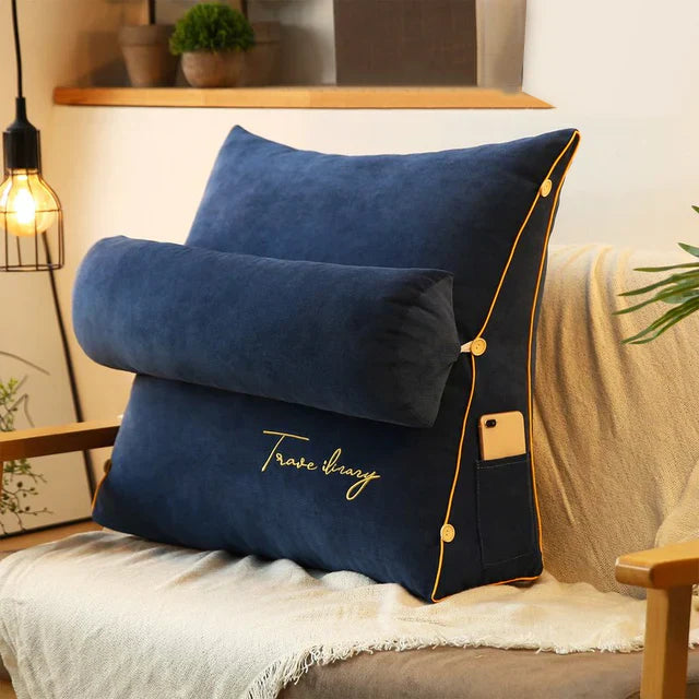 "Vue de face du coussin de soutien dorsal ergonomique en forme de coin avec poches latérales, tissu doux et respirant."