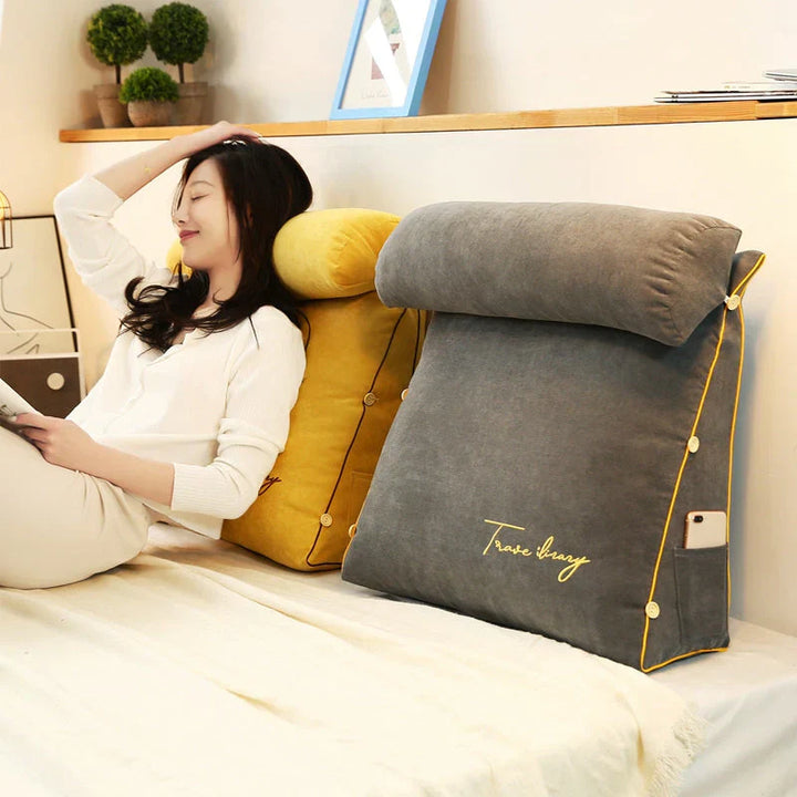 "Vue de face du coussin de soutien dorsal ergonomique en forme de coin avec poches latérales, tissu doux et respirant."