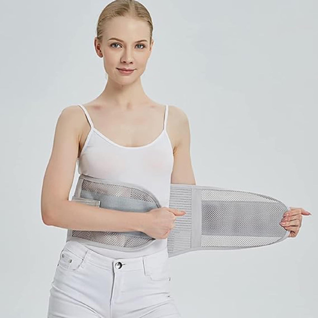 Vue de face d'un corset orthopédique gris, maille respirante, soutien lombaire avec renforts latéraux.