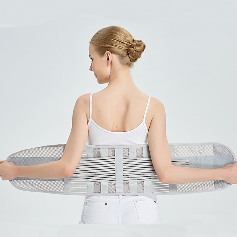 Vue de face d'un corset orthopédique gris, maille respirante, soutien lombaire avec renforts latéraux.
