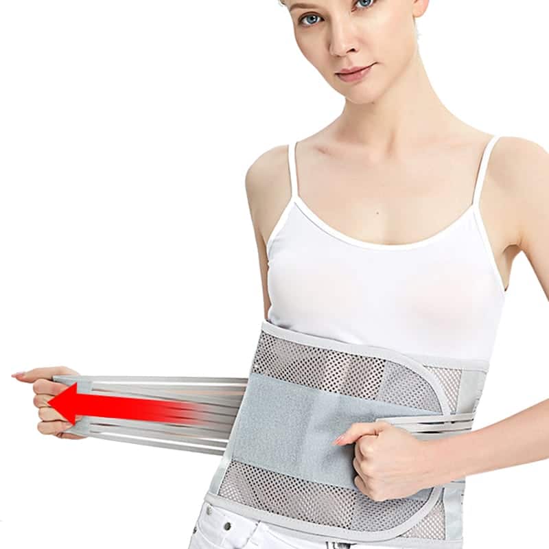 Vue de face d'un corset orthopédique gris, maille respirante, soutien lombaire avec renforts latéraux.