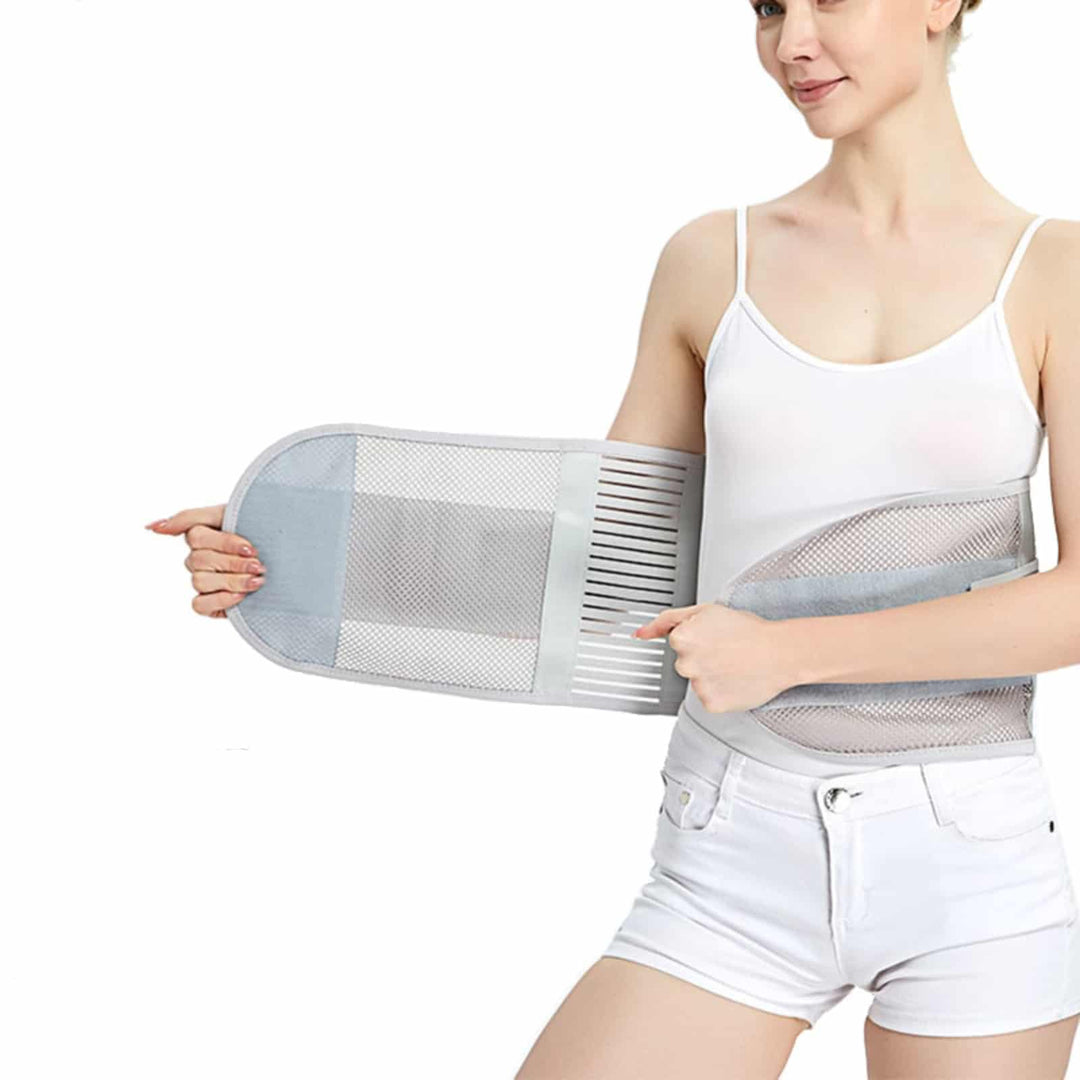 Vue de face d'un corset orthopédique gris, maille respirante, soutien lombaire avec renforts latéraux.