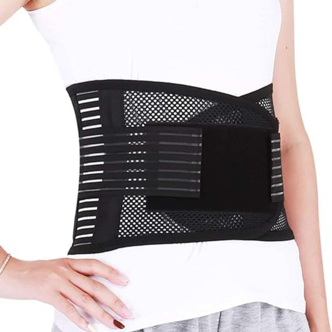 Vue de face d'un corset orthopédique gris, maille respirante, soutien lombaire avec renforts latéraux.