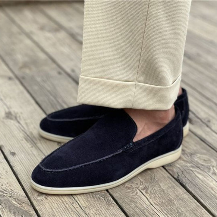 "Vue d'ensemble de mocassins homme élégants, confortables, bleu marine, conçu avec matériaux supérieurs et semelle rembourrée