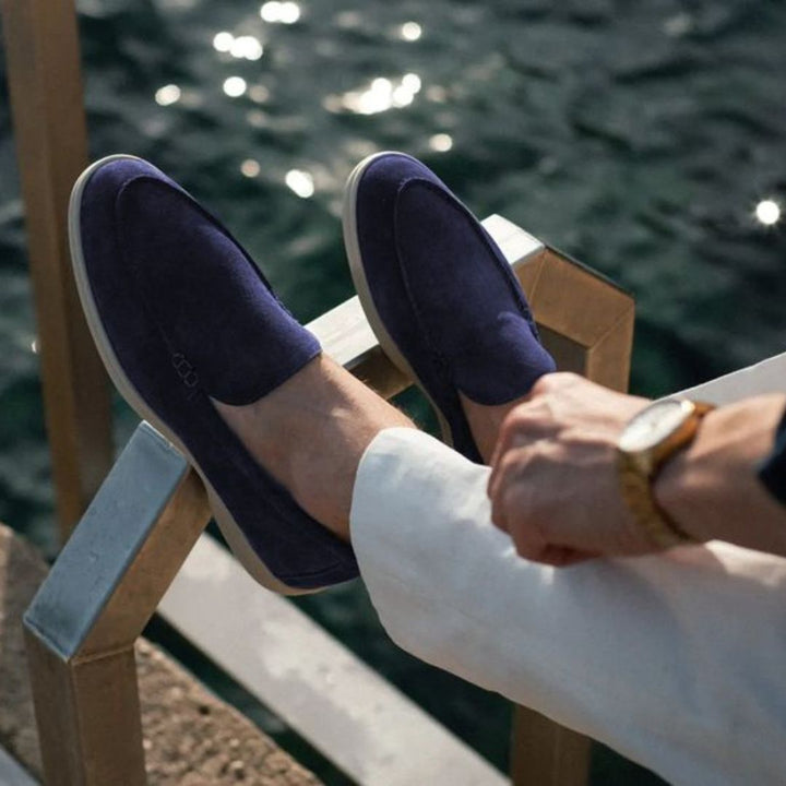"Vue d'ensemble de mocassins homme élégants, confortables, bleu marine, conçu avec matériaux supérieurs et semelle rembourrée
