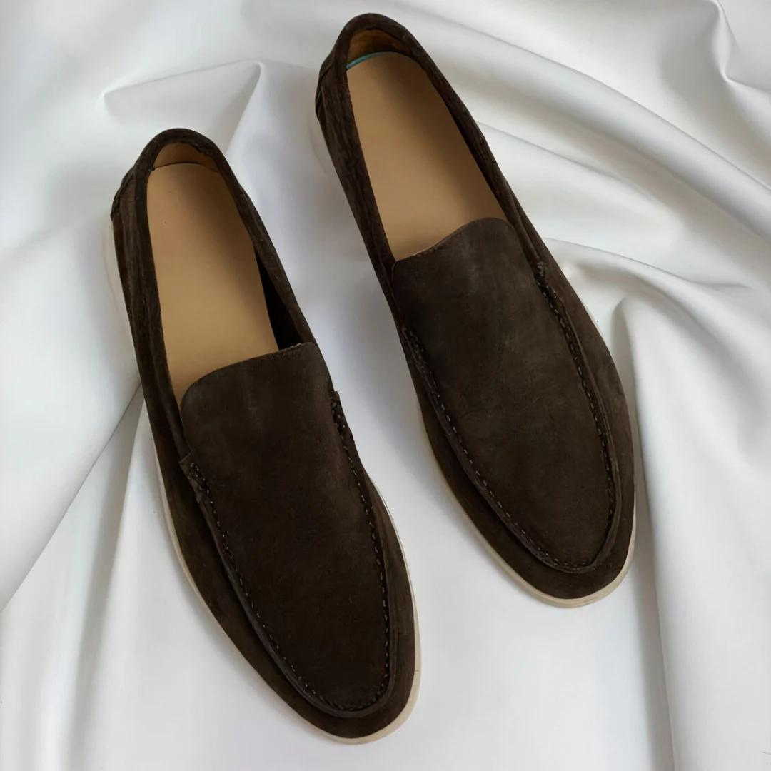 "Vue d'ensemble de mocassins homme élégants, confortables, bleu marine, conçu avec matériaux supérieurs et semelle rembourrée