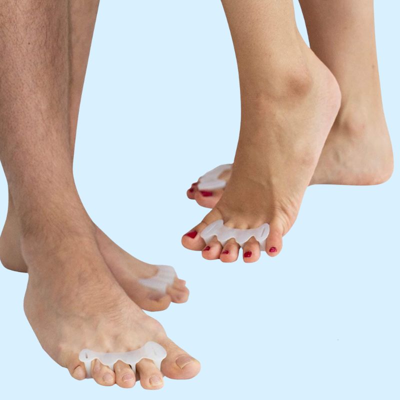 "Vue d'un séparateur d'orteils en silicone blanc, apportant soulagement et confort pour un alignement optimal des pieds."